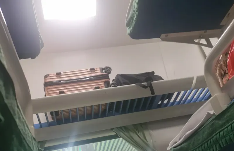 Corridor Overhead Luggage Rack